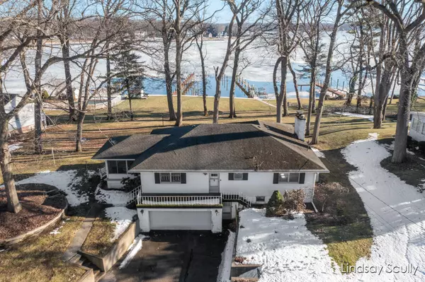 946 Sycamore Drive, Holland, MI 49424