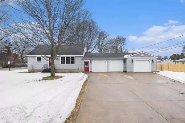 4608 S Quarterline Road, Fruitport, MI 49415