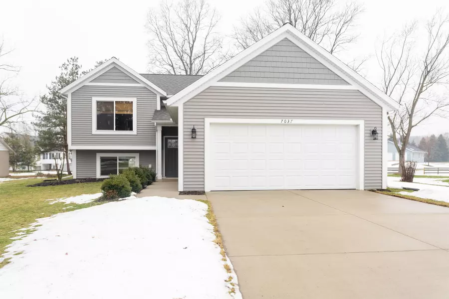 7037 Rolling Hills Drive, Hudsonville, MI 49426
