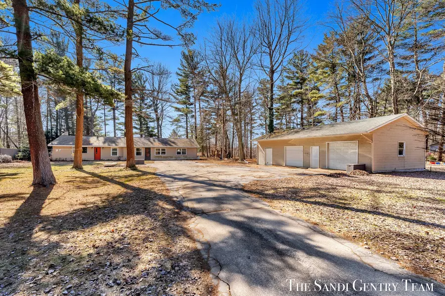 253 Dee Road, Norton Shores, MI 49444
