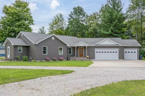 1166 S Taxiway Foxtrot, Lake City, MI 49651