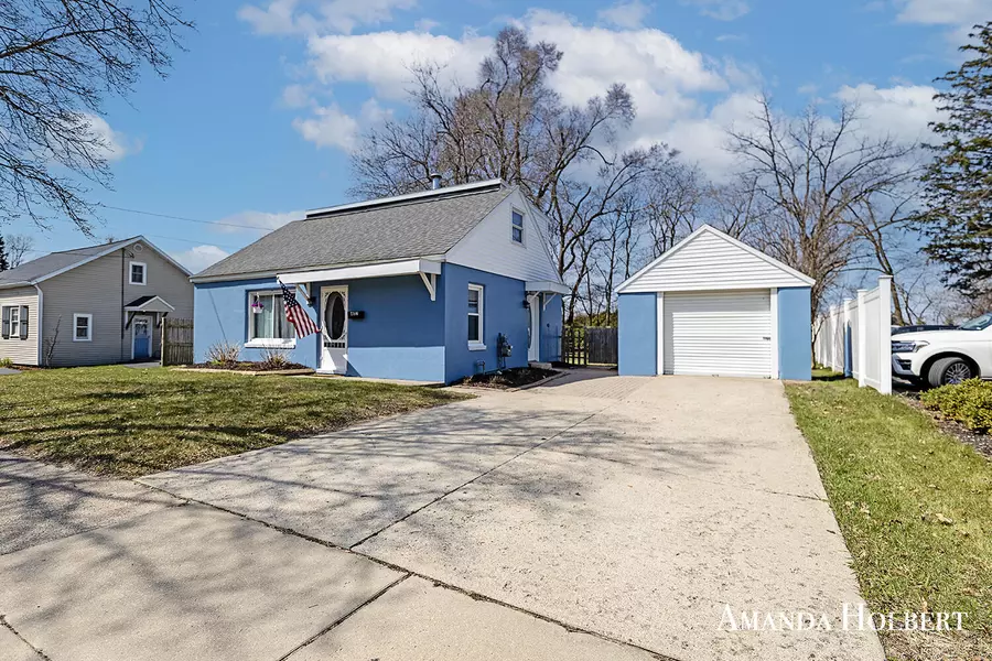 407 S Bower Street, Greenville, MI 48838