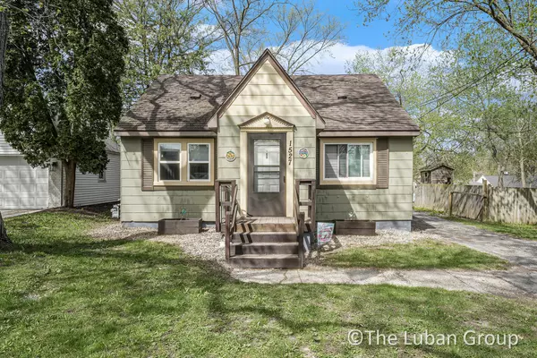 1527 Hillcrest NW Avenue, Grand Rapids, MI 49504