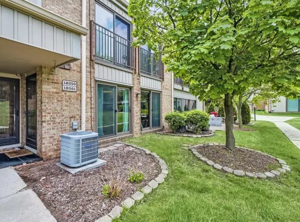 Livonia, MI 48152,18061 University Park Drive #46