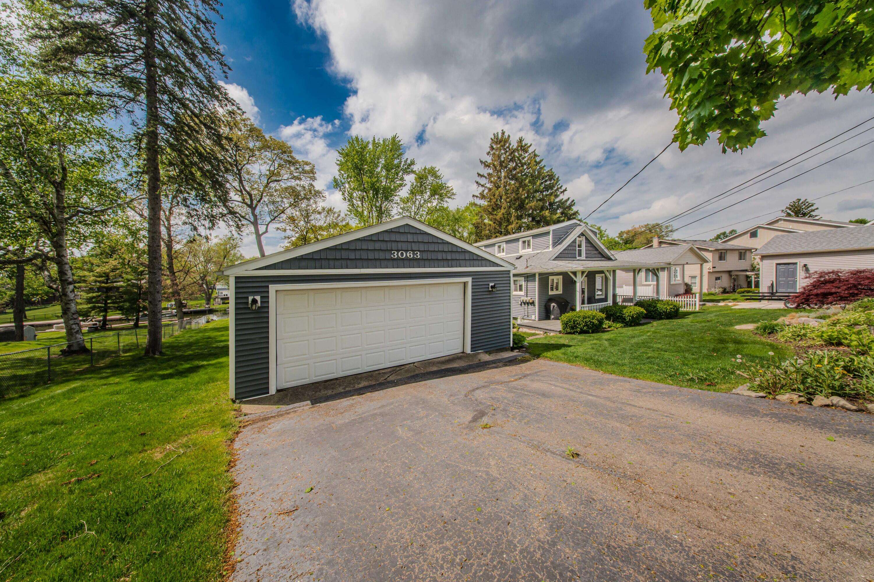 Waterford, MI 48329,3063 Lansdowne Road
