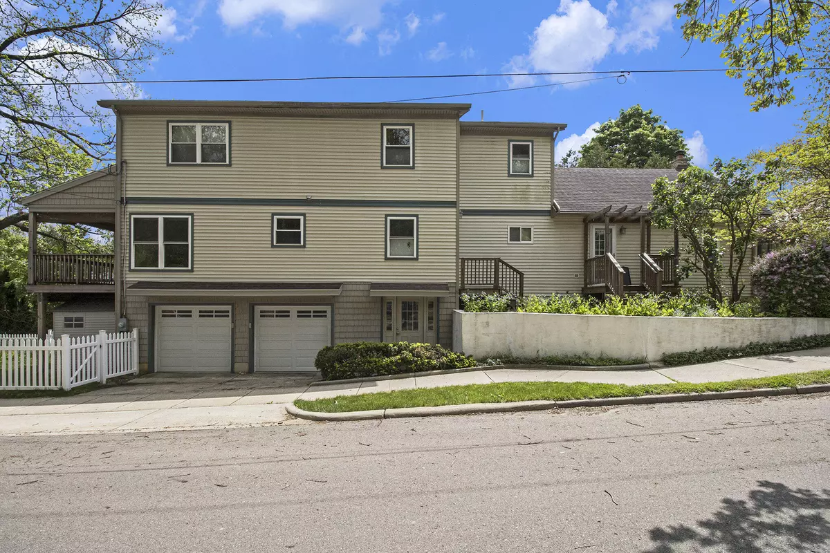 Ann Arbor, MI 48103,916 Brooks Street