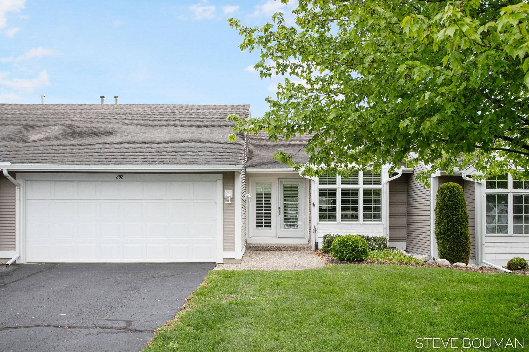 Holland, MI 49423,852 Claremont Court #40