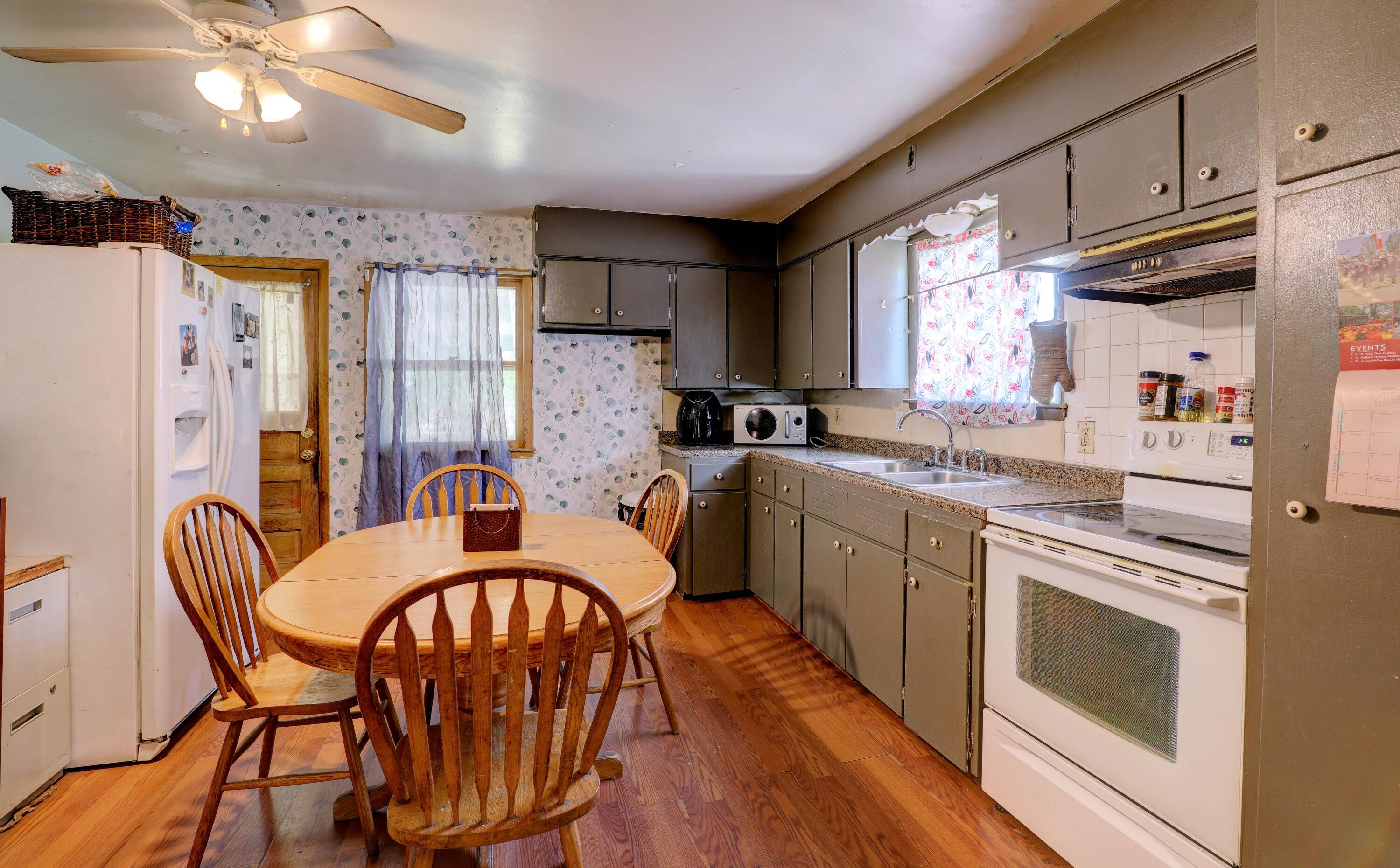 Holland, MI 49423,13 W 17th St Street