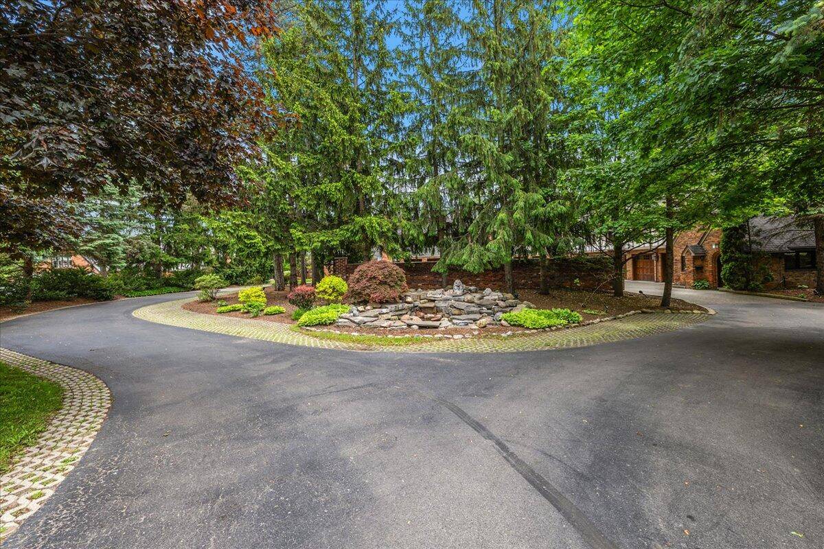 Bloomfield Hills, MI 48304,490 E Long Lake Road
