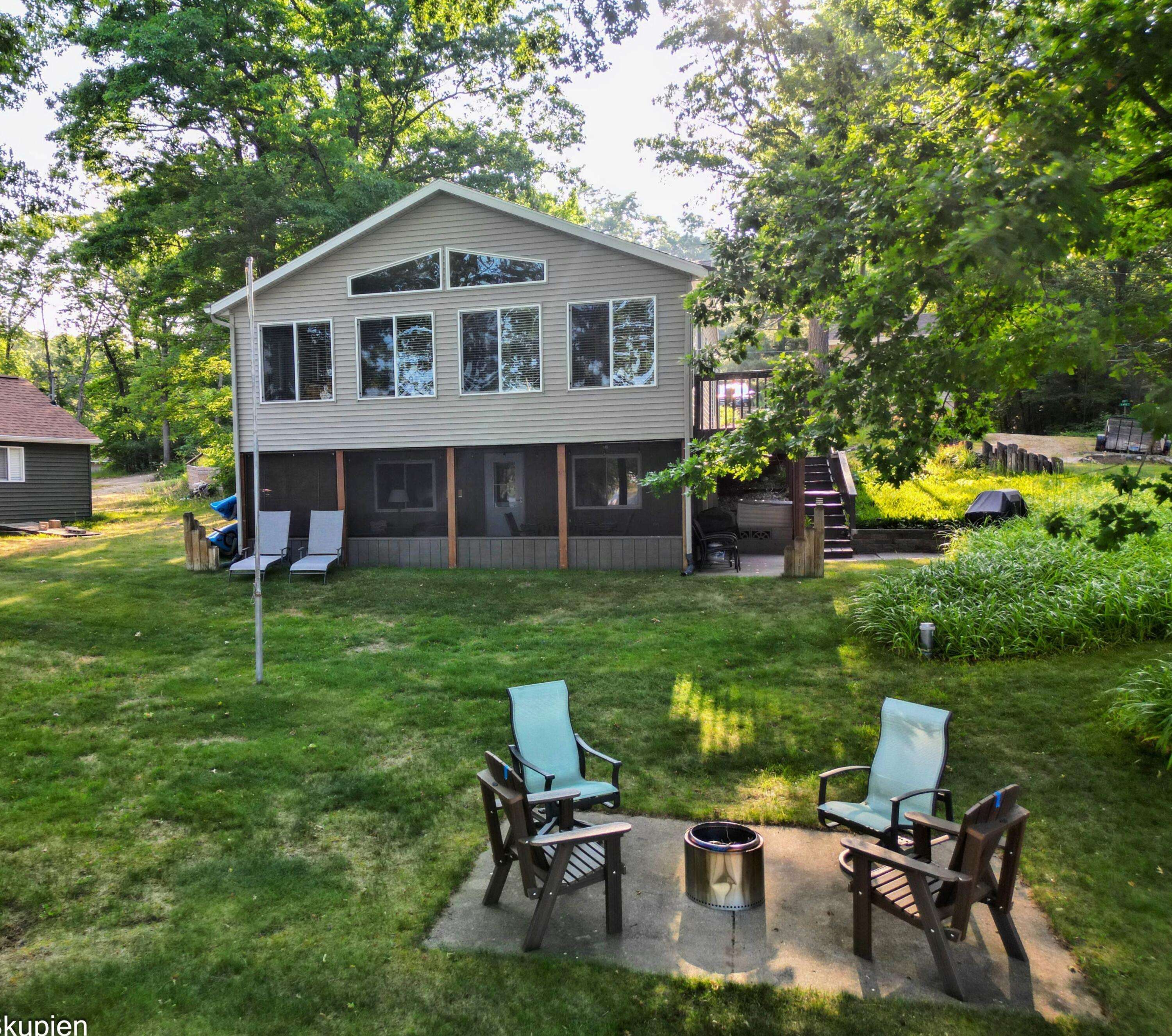 12075 N Lake Street, Bitely, MI 49309