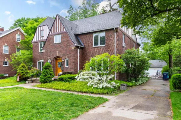 Grosse Pointe, MI 48230,953 Berkshire Road