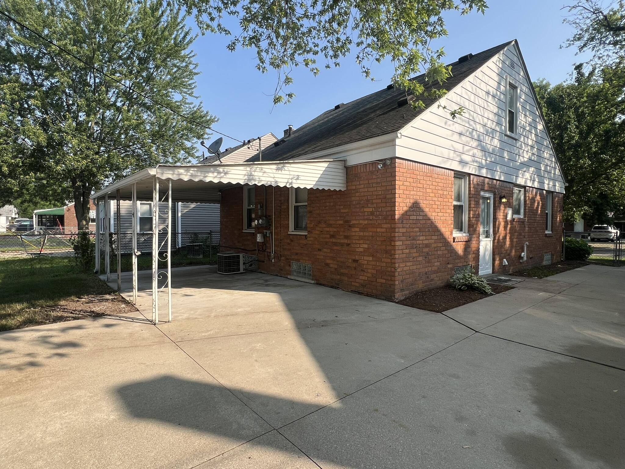 Harper Woods, MI 48225,20412 Roscommon Street