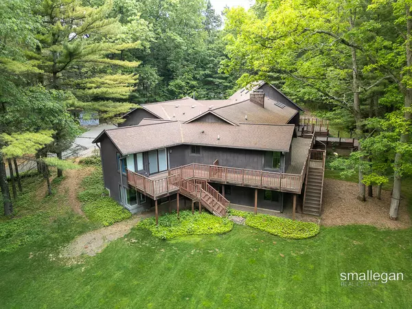 550 Greentree NE Lane, Ada, MI 49301