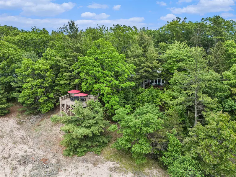 8641 N Perry Avenue, Pentwater, MI 49449