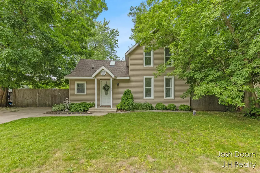 45 1st S Street, Kent City, MI 49330