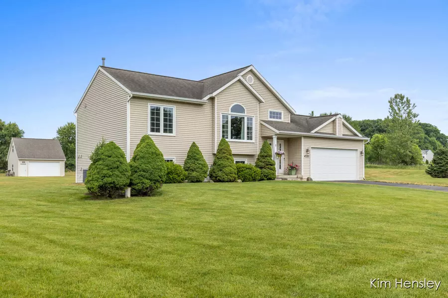4233 Ives Farm NE Lane, Cedar Springs, MI 49319