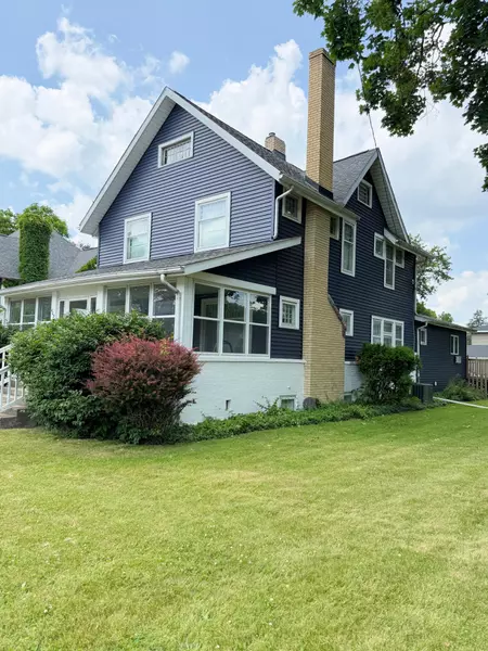 423 E Prairie Street, Vicksburg, MI 49097