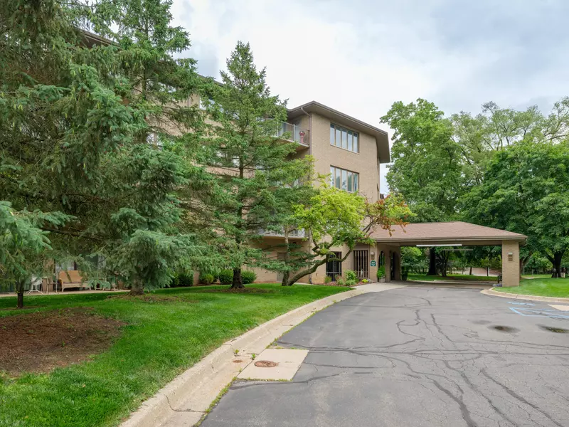 4040 Greenleaf Circle #108, Kalamazoo, MI 49008