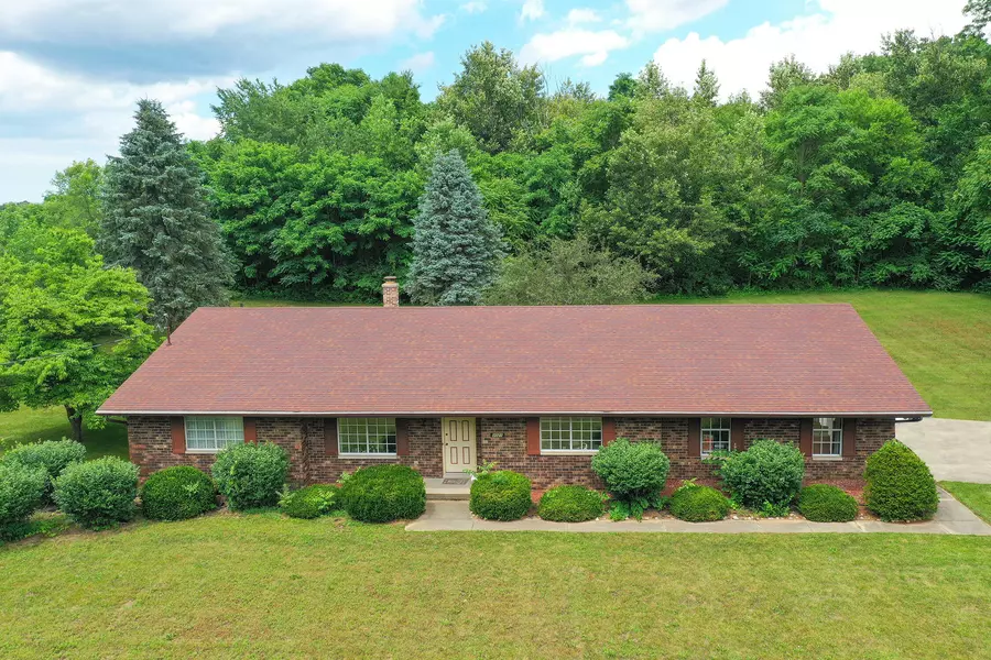 3021 E Riverside Road, Buchanan, MI 49107