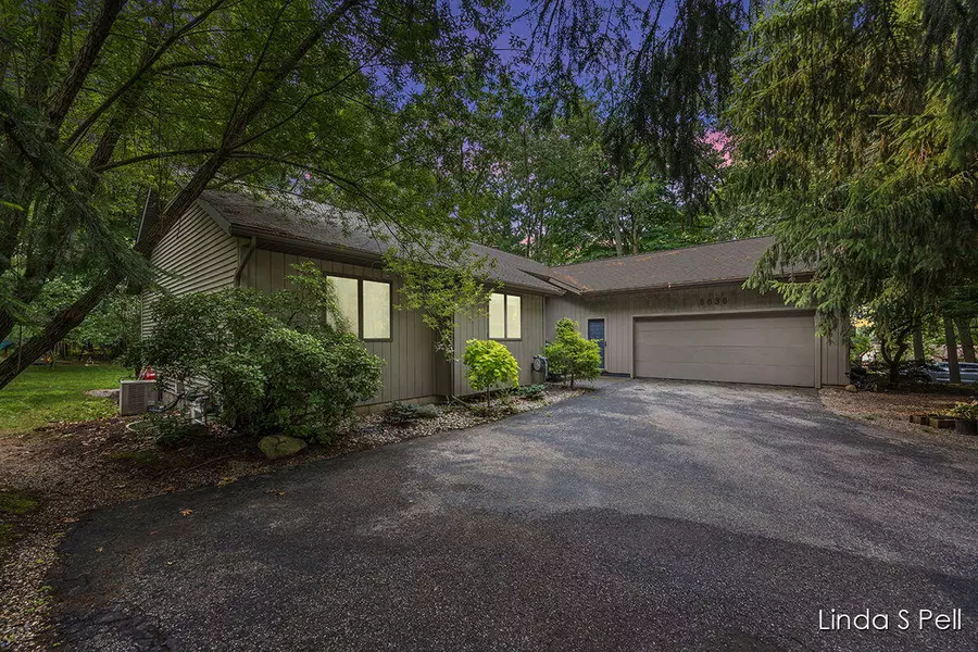 6636 E Riverwoods NE Court, Rockford, MI 49341