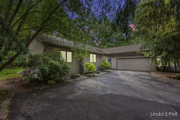 6636 E Riverwoods NE Court, Rockford, MI 49341