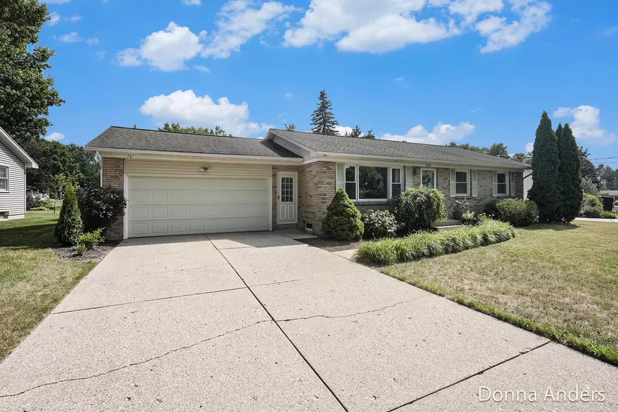 5438 Greenboro SE Drive, Kentwood, MI 49508