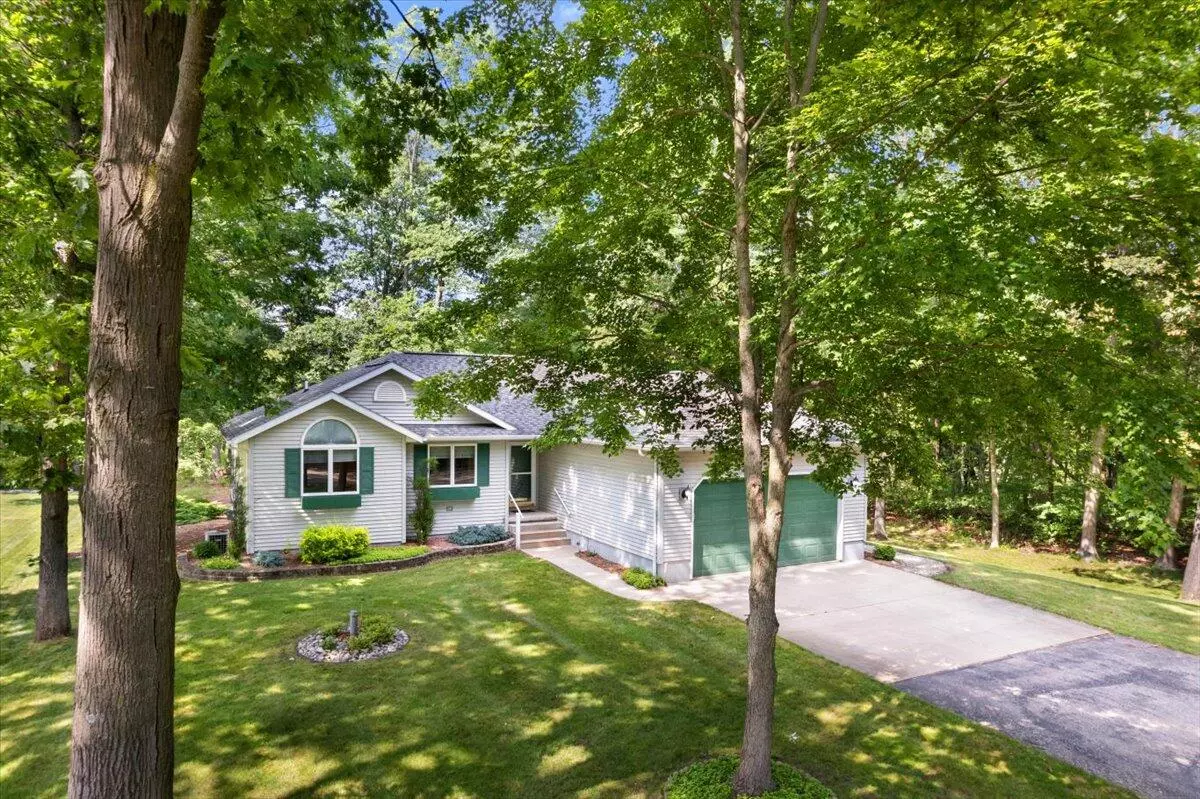 Canadian Lakes, MI 49346,9650 Killdeer Court