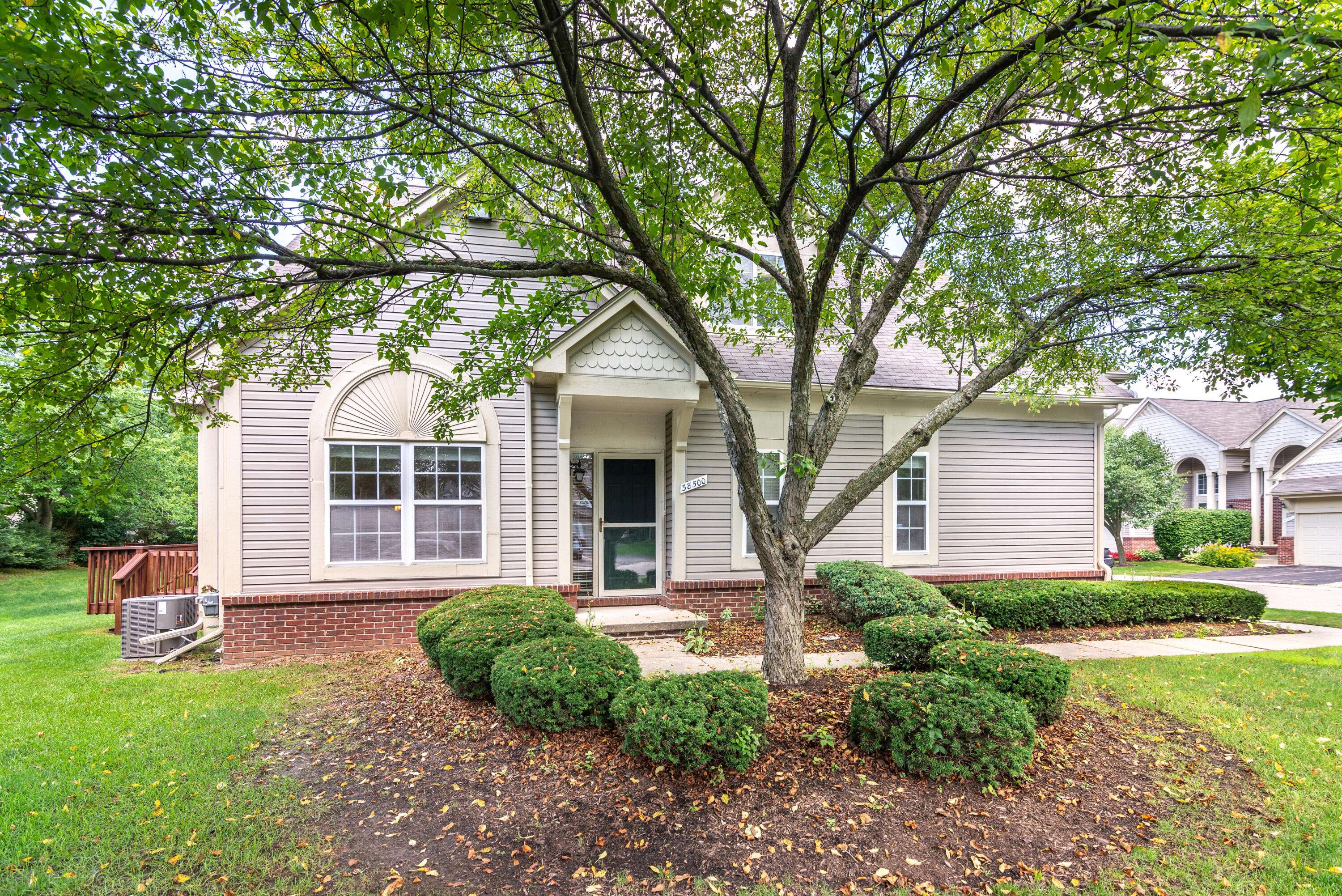 38500 Saratoga Circle, Farmington Hills, MI 48331