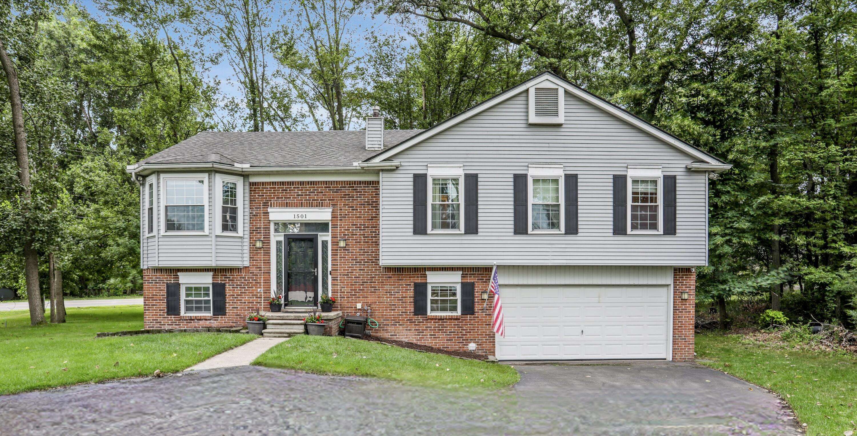 1501 Kings Crown Court, Wixom, MI 48393