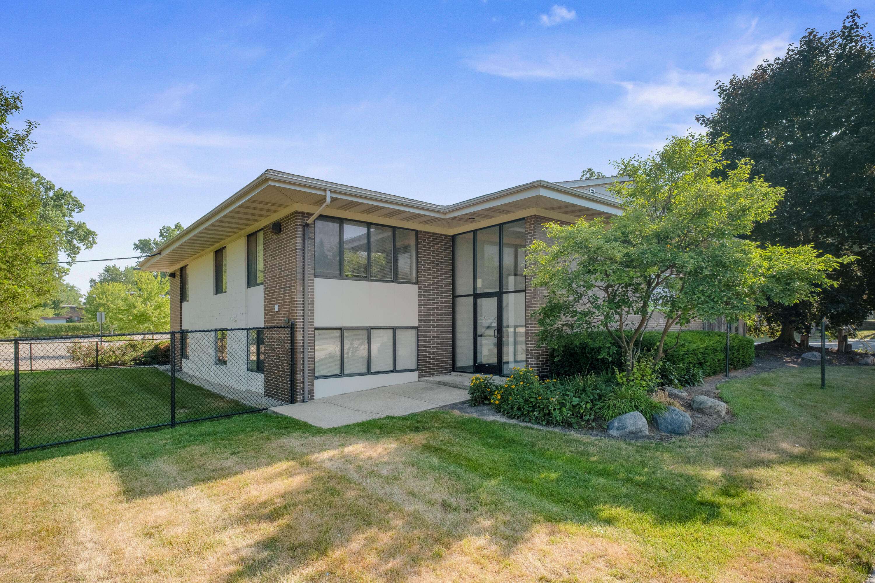 825 Leonard NE Street, Grand Rapids, MI 49503