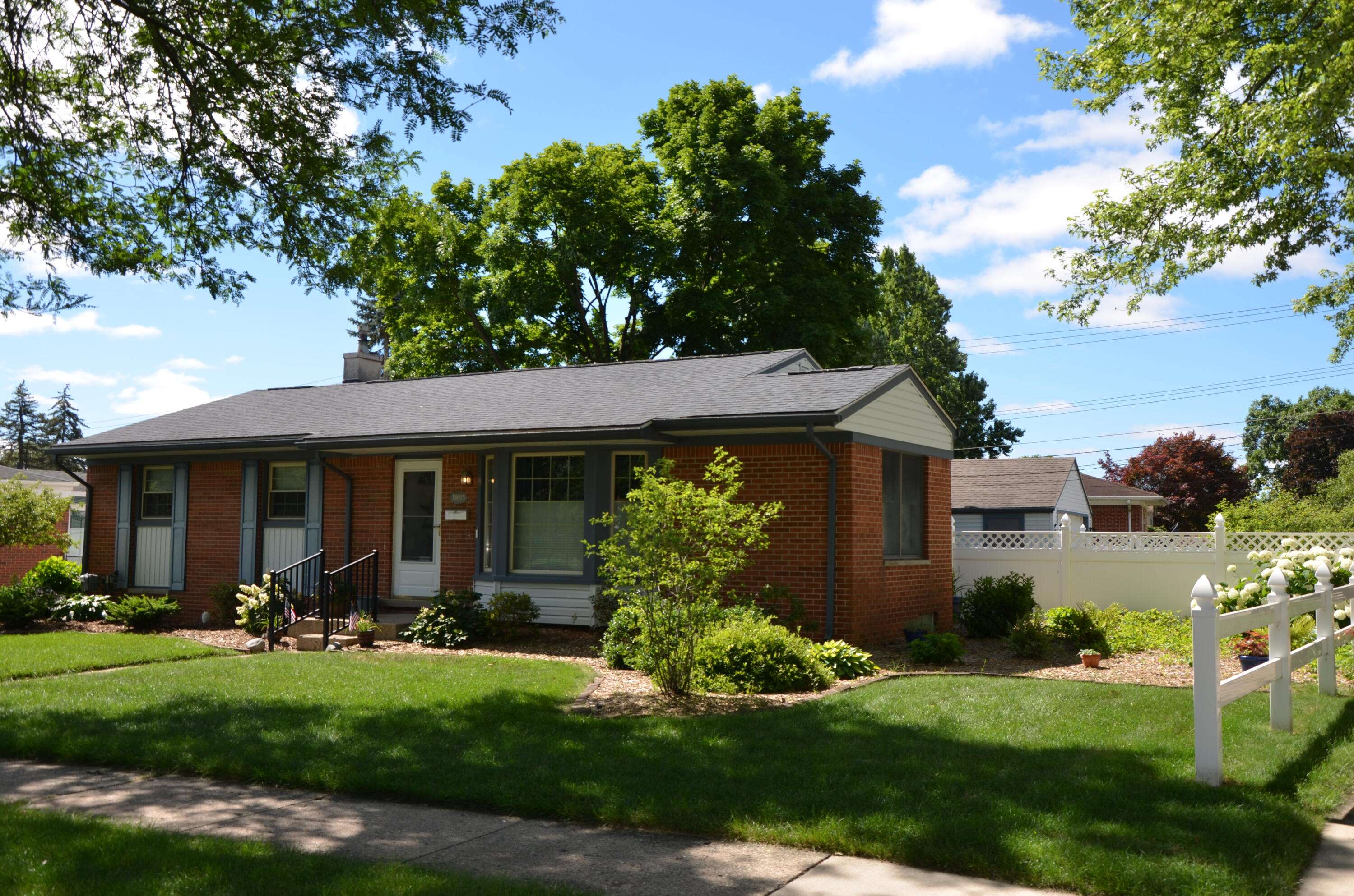 38605 W Ann Arbor Trail Trail, Livonia, MI 48150