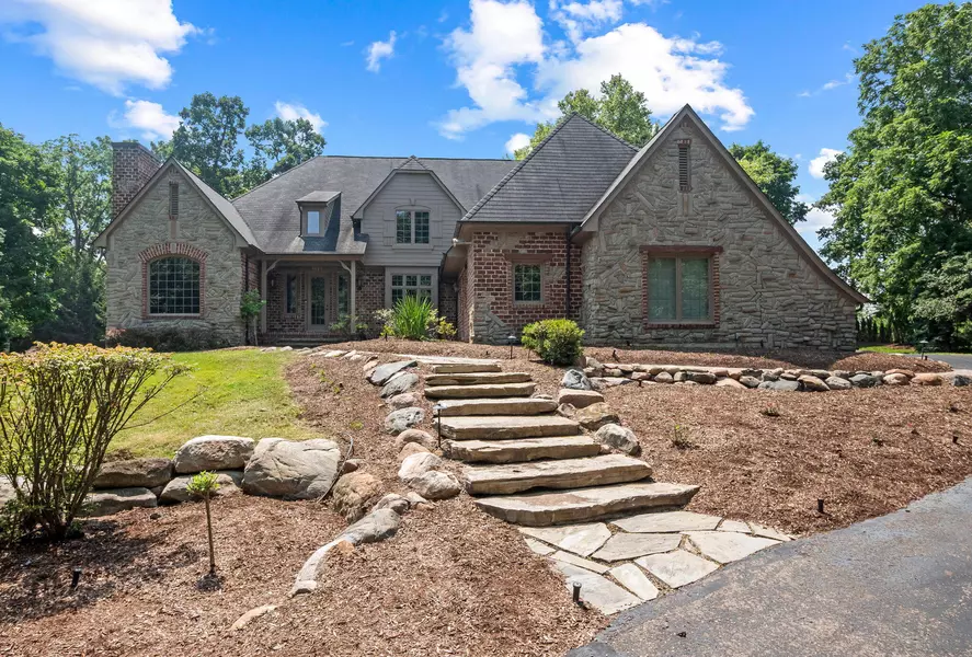 1695 Standish Court, Bloomfield Hills, MI 48302