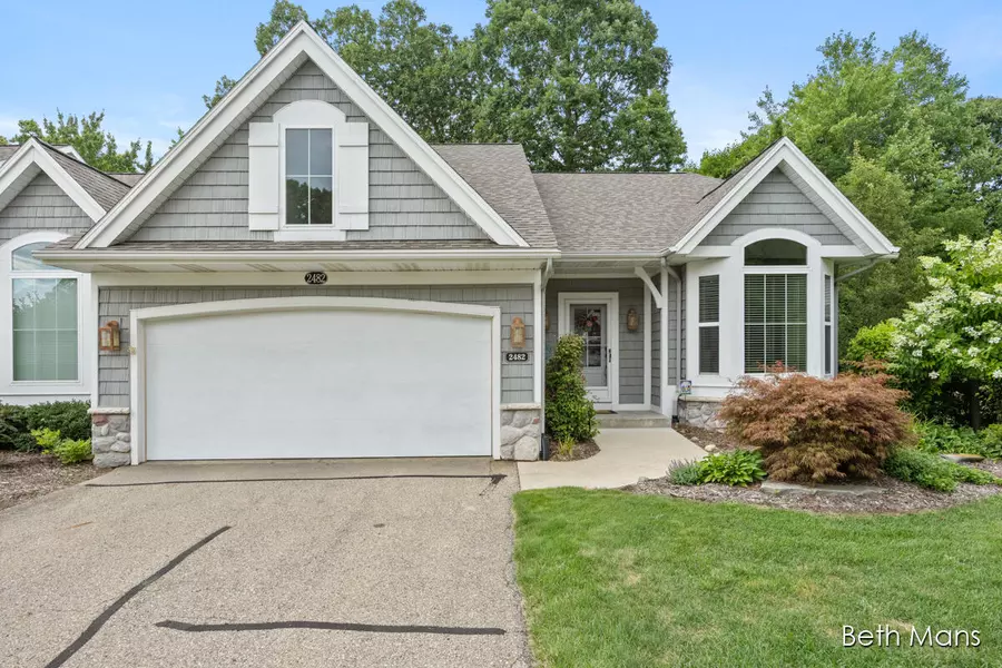 2482 Summit Ridge NE Drive, Grand Rapids, MI 49505