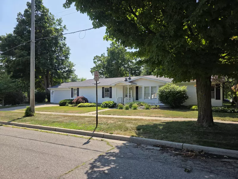 121 N Decker Avenue, Fremont, MI 49412