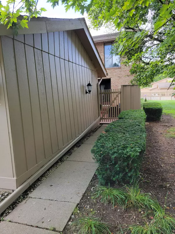 7411 Pebble Point, West Bloomfield, MI 48322