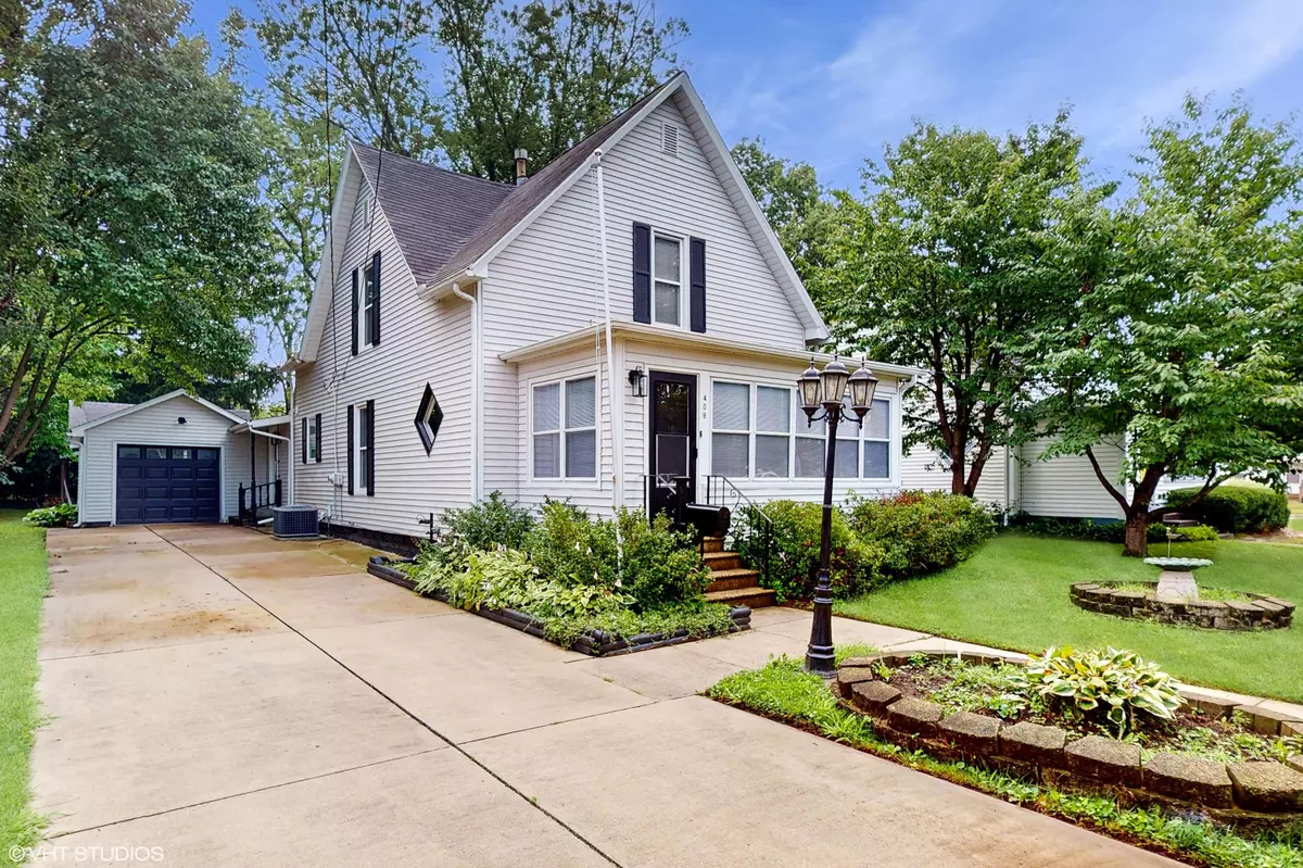 Three Oaks, MI 49128,409 Oak Street