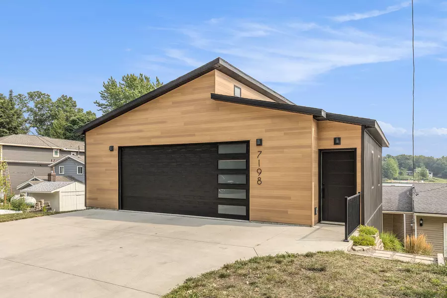7198 Peninsula NE Drive, Rockford, MI 49341