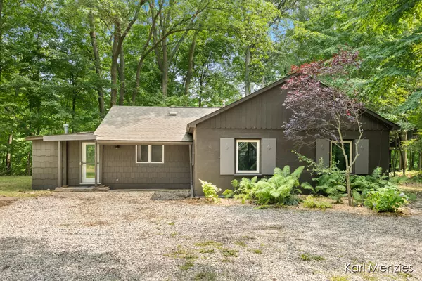 5820 Verta NE Drive, Belmont, MI 49306