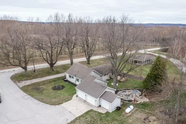5454 S 68th Avenue, New Era, MI 49446