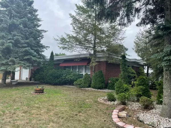3246 Royal Oak Road, Roosevelt Park, MI 49441