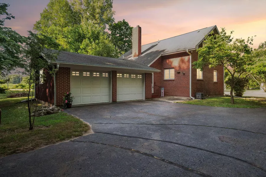 1977 Ives Road, Leslie, MI 49251
