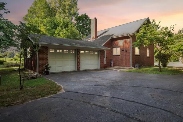 1977 Ives Road, Leslie, MI 49251