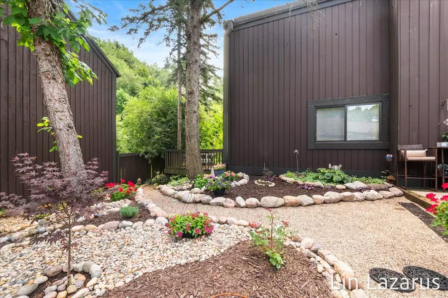 124 Lanark Court, Kalamazoo, MI 49006