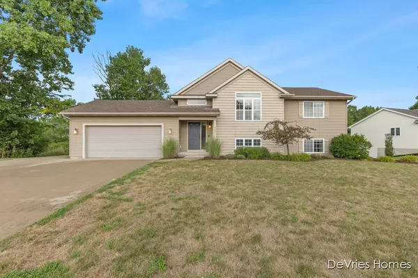 957 Sunrise NW Lane, Grand Rapids, MI 49544
