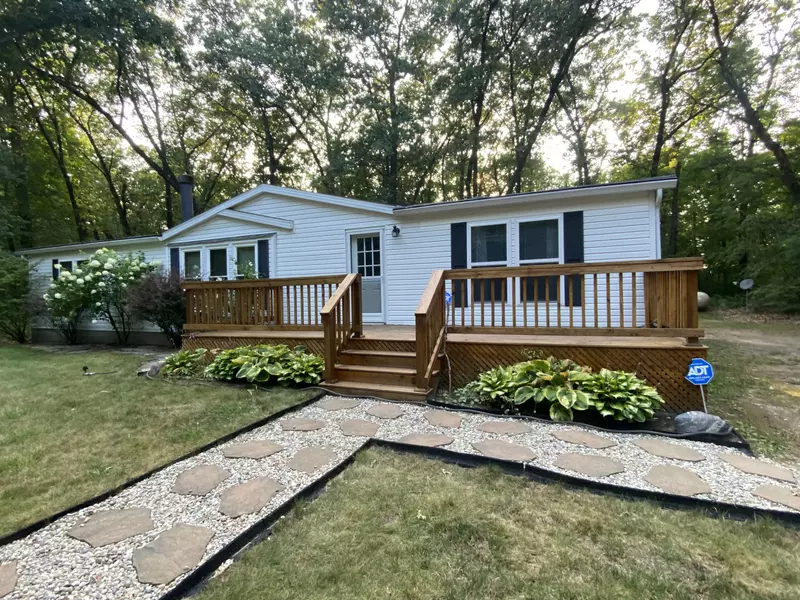 9311 N Maple Hill Road, Howard City, MI 49329