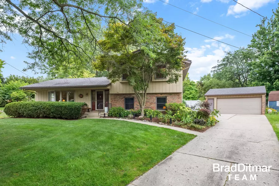 3041 Meadow Way SE Street, Grand Rapids, MI 49546