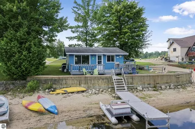 9301 E 50 Road, Cadillac, MI 49601