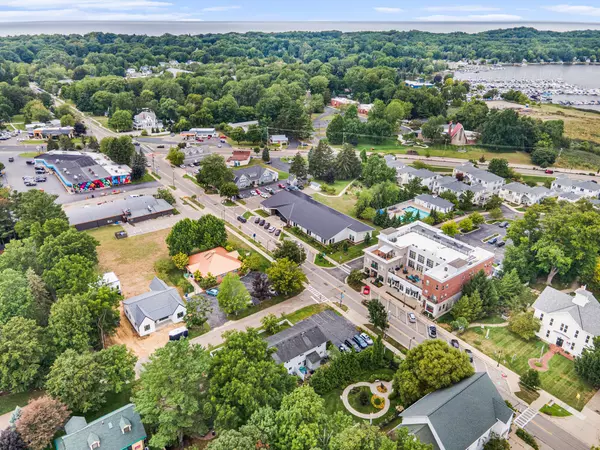 Douglas, MI 49406,39 Ellis Street #1