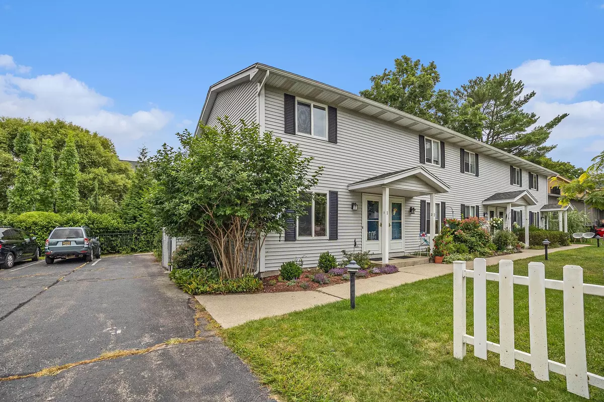 Douglas, MI 49406,39 Ellis Street #1