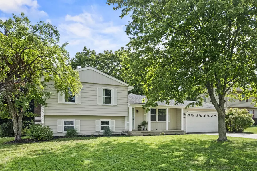 6040 Adacroft SE Drive, Ada, MI 49301